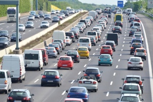 § 11 StVO schreibt vor, wie sich Fahrer bei Stau oder stockendem Verkehr verhalten müssen.