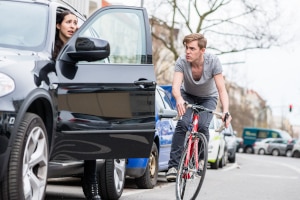 Genau vor solchen Situationen will § 14 StVO Radfahrer schützen, indem er bestimmte Pflichten beim Aussteigen regelt.