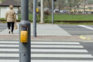 Oft wird eine 2-Phasen-Ampel als Bedarfsampel eingesetzt. Das Umschalten wird durch Knopfdruck ausgelöst.