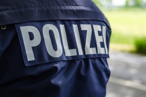 Ab wann gilt es, um Fahrerflucht zu vermeiden, die Polizei zu rufen?