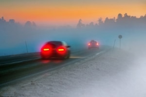 Abblendlicht sollten Autofahrer nicht nur bei Nebel, sondern auch bei Dunkelheit nutzen.