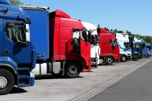 Abfahrtskontrolle bei Klasse CE, C etc.: Lkw-Fahrer müssen die schweren Kfz vor der Fahrt überprüfen.