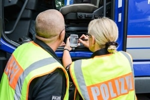 Durch die Abfahrtskontrolle wird sichergestellt, dass der Lkw verkehrstauglich ist und auch bei einer Verkehrskontrolle besteht.