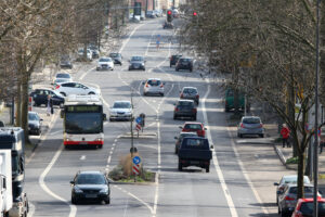 Im Straßenverkehr sollte der Abstand gleich dem halben Tachowert sein