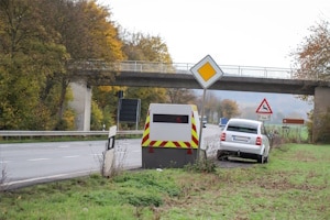 Auch bei einer Abstandsmessung auf der Autobahn mit einem Blitzer können Fehler passieren.