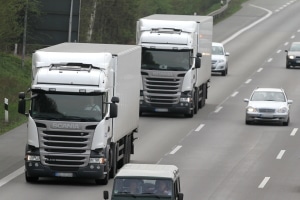 Für eine Abstandsunterschreitung mit dem Lkw gelten in Deutschland andere Vorgaben.