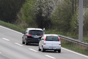 Ein Abstandsverstoß auf der Autobahn kann Sanktionen gemäß Bußgeldkatalog nach sich ziehen.