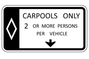 Besondere US-amerikanische Verkehrsschilder: „Carpool lanes“ sind ausschließlich für Fahrgemeinschaften freigegeben.