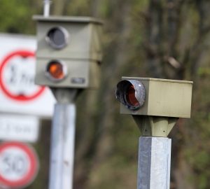 Eine Ampel mit Blitzer löst aus, sobald die Haltelinie überfahren wird.