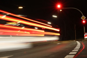 Ampel überfahren: Bei Rot geblitzt werden, kann Kosten in Form von hohen Bußgeldern verursachen.