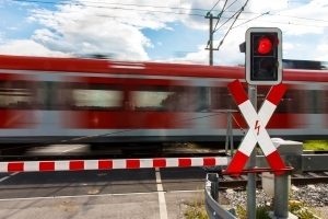 Das Andreaskreuz steht direkt vor einem Bahnübergang.