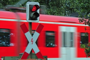 Ein Andreaskreuz kann mit rotem Blinklicht ausgestattet sein, muss es aber nicht.