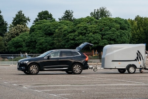 Sie dürfen einen Anhänger auf einem Parkplatz abstellen.