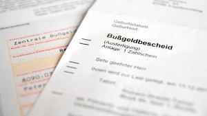 Vor dem Bußgeldbescheid erfolgt häufig eine Anhörung im Bußgeldverfahren. Diese kann die Verjährungsfrist einmalig unterbrechen.