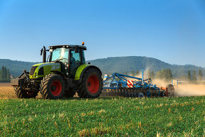 In der Landwirtschaft können Arbeitsgeräte wie Anhänger angekuppelt werden.