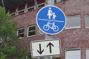 Auf dem Radweg zu halten, ist verboten.