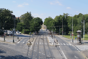 Auf welcher Seite dürfen Sie eine Straßenbahn überholen?