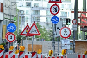 Aufstellung von Verkehrszeichen: Einige Richtlinien ergeben sich aus der StVO.