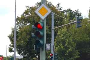 Augenblicksversagen: Eine rote Ampel durch kurzfristige Unachtsamkeit überfahren?