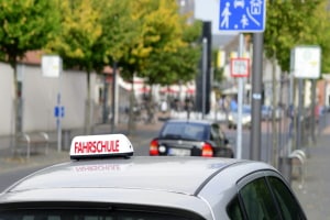 Für ein zweisitziges Auto mit 45 km/h wird ein Führerschein der Klasse AM benötigt.