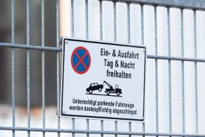 Blockiert ein Wagen die Einfahrt, wird die Polizei das Auto abschleppen lassen.