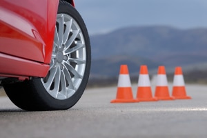 Mit dem Auto beim Fahrsicherheitstraining: Fahrübungen gehören auch dazu.