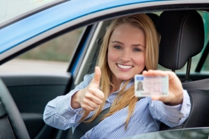 Fürs Auto den Führerschein machen: Eine Prüfung in Theorie und Praxis ist erforderlich.