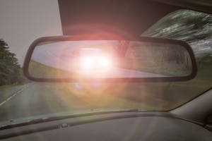 Mit geringem Abstand vorausfahrendes Auto: Das Licht muss rechtzeitig abgeblendet werden.