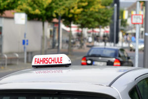 Wie Sie ein Auto mit Anhänger fahren, lernen Sie in der Fahrschule.