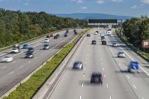 Auf der Autobahn kann für Lkw ein Fahrverbot in den Ferien gelten.