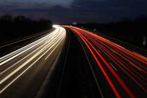 Auf der Autobahn ist die zulässige Geschwindigkeit für einen Reisebus höher als für einen Linienbus.