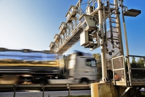 Begehen Sie auf der Autobahn eine Geschwindigkeitsbegrenzung, fällt ein Bußgeld an.