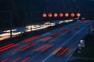 Autobahn: Ohne Geschwindigkeitsbegrenzung darf hier nur gefahren werden, wenn ein Verkehrsschild dies nicht verbietet.