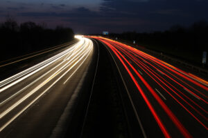 Auf der Autobahn sollten Sie nachts besonders wachsam sein.