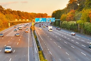 Auf der Autobahn sind Verkehrszeichen auch oft an Schilderbrücken angebracht.