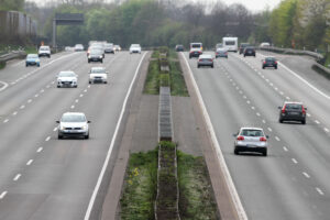 Auch auf einer Autobahn mit zwei Fahrbahnen sollten Sie wissen, wie die Rettungsgasse zu bilden ist.