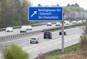 Autobahnausfahrt: Vor dem Schild kommt in der Regel die Ankündigungstafel.