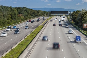 Autobahnfahrt in der Fahrschule: Tipps finden Sie in unserem Ratgeber.