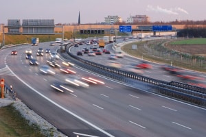 Autobahnschilder können die unterschiedlichsten Aufgaben und Funktionen haben.