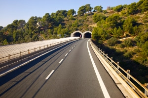 Kommt es in einem Autobahntunnel in Deutschland zu Stau, sollten Sie besondere Vorsicht walten lassen.