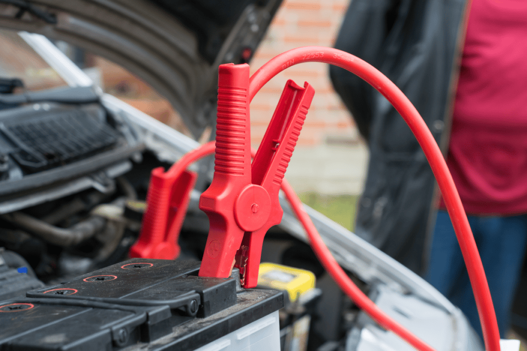 Autobatterie laden ohne abklemmen - in 5 Minuten erledigt mit