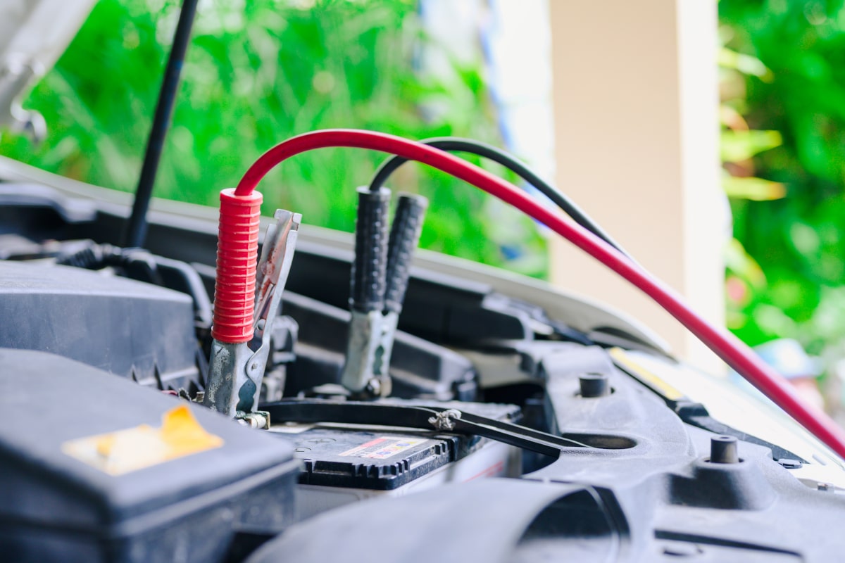 Autobatterie selbst laden: Schritt für Schritt erklärt