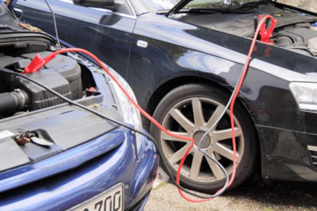 Als kurzfristige Lösung: Um die Autobatterie zu laden, kann ein Starthilfekabel zum Einsatz kommen.