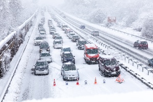 Das Autofahren bei Schnee erfordert eine hohe Konzentration.