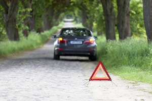 Bei einer Autopanne müssen Sie stets ein Warndreieck aufstellen.