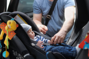 Autositz/Kindersitz unter einem Alter von 6 Monaten ist ungeeignet. Die beste Wahl ist hierfür die Babyschale.