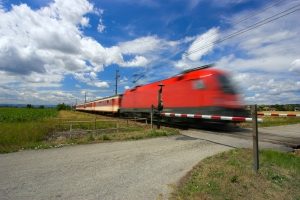 An einem Bahnübergang müssen Sie besondere Vorsicht walten lassen.