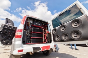 Wünschen Sie sich ein große Bassbox im Auto, muss diese ggf. im Kofferraum untergebracht werden.