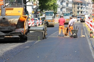 Vor einer Baustelle muss das Verkehrszeichen 123 aufgestellt werden.