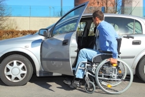 Behindertenparkausweis: Die "Parkkarte für Behinderte" erlaubt das Stehen auf einem Behindertenparkplatz.